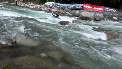 Un-Joven-Atleta-Corriendo-Por-Un-Río-Durante-Una-Competencia