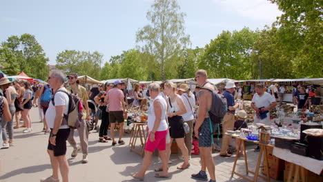 Überfüllter-Flohmarkt-Unter-Der-Sommersonne-Von-Berlin-Prenzlauer-Berg