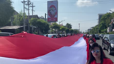 Das-Hissen-Der-Langen-Rot-weißen-Indonesischen-Flagge-Wurde-Im-Zusammenhang-Mit-Der-Unabhängigkeit-Indonesiens-Von-Mehreren-Personen-Durch-Den-Markanten-Bereich-Des-Tugu-Yogyakarta-Monuments-Getragen