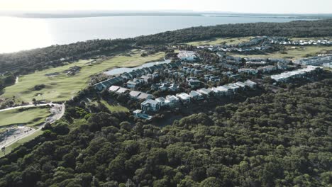 Tiro-De-Dron-En-Movimiento-Del-Campo-De-Golf-Magenta-Shores-Resort-Y-El-Lago-Tuggerah