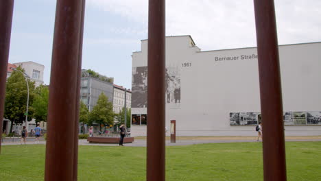 Ehemaliges-Berliner-Mauergebiet-Mit-Touristen-An-Schönen-Sommertagen