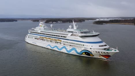 Das-Kreuzfahrtschiff-Aidavita-Fährt-Durch-Das-Schmale-Schärenfahrwasser-Im-Südwesten-Finnlands