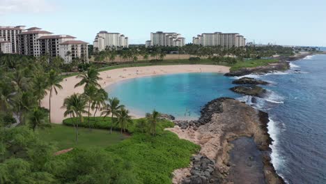 Absteigende-Nahaufnahme-Aus-Der-Luft-Von-Menschen,-Die-In-Einer-Küstenlagune-Auf-Der-Insel-O&#39;Ahu,-Hawaii,-Schwimmen-Und-Schnorcheln