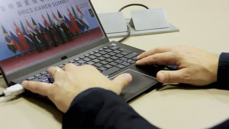 Reading-online-news-headlines-on-a-laptop-computer---isolated-on-the-computer-screen