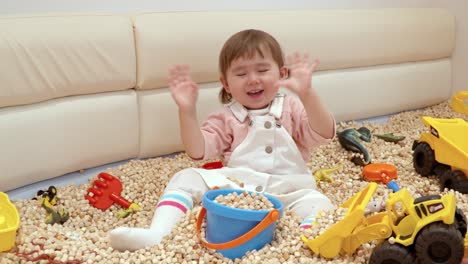 Hermosa-Niña-Pequeña-Jugando-Con-Juguetes-En-La-Sala-De-Juegos-De-Un-Café-Restaurante-Apto-Para-Niños