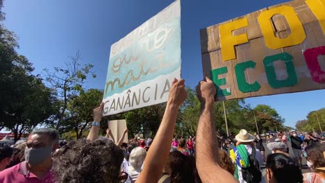 Menschen,-Die-Gegen-Die-Morde-An-Dom-Phillips-Und-Bruno-Pereiro-In-Amazon-Protestieren,-Halten-Pancards-Hoch,-Auf-Denen-Die-Worte-„Gold-Und-Gier-Töten“-Stehen