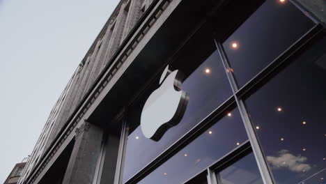 Apple-Logo-Auf-Der-Vorderseite-Des-Apple-Store-Hamburg