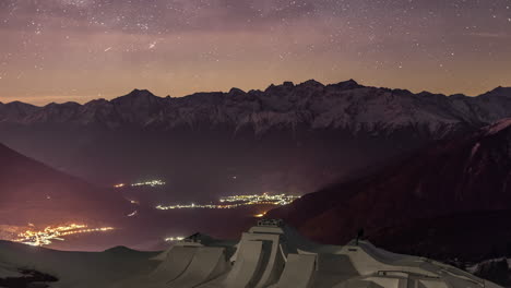 Tiro-De-Lapso-De-Tiempo-Nocturno-De-Estrellas-En-órbita-Sobre-La-Cordillera-Nevada---Parque-De-Nieve-Para-El-Evento-De-Los-Nueve-Caballeros-De-Suzuki-En-Primer-Plano