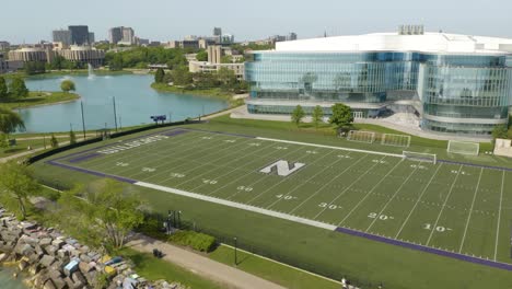 Campo-De-Fútbol-Del-Noroeste,-Escuela-De-Negocios-Kellogg,-Campus-Universitario