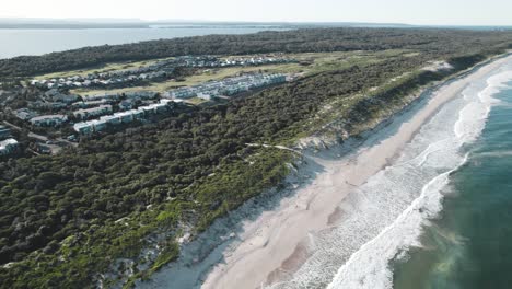 Toma-Panorámica-De-Drones-Desde-El-Lago-Tuggerah-Y-Las-Costas-Magenta-Para-Revelar-La-Playa-Magenta