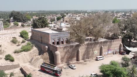 Dolly-Aérea-Desde-La-Pared-Exterior-De-La-Tumba-Y-La-Mezquita-De-Jalaluddin-Bukhari-En-Uch-Sharif