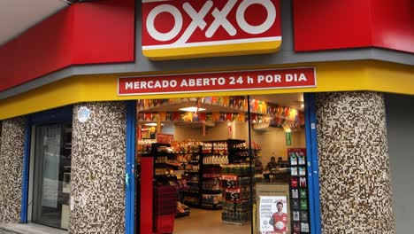 Fassade-Des-Oxxo-Minimarktes-24h,-Mexikanisches-Supermarktunternehmen-Eröffnet-Filialen-In-Brasilien