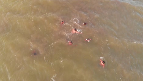 Vista-Aérea-De-Pájaros-De-Los-Rescatistas-Masculinos-Nadando-Para-El-Entrenamiento-De-Rescate-De-Inundaciones-En-Baluchistán-En-El-Mar-Arábigo