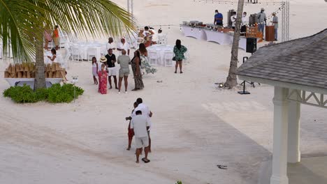 Partytreffen-Im-Freien-Am-Sandstrand-In-Der-Karibik