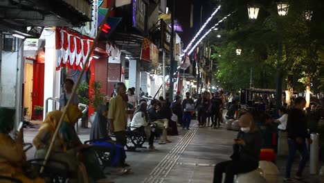 Yogyakarta,-Indonesia---18-De-Agosto-De-2022:-Los-Turistas-Disfrutan-De-La-Belleza-De-La-Noche-En-La-Calle-Malioboro