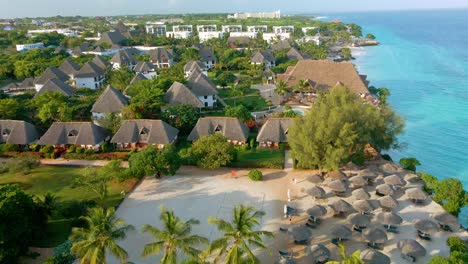 Nungwi-Beach,-Zanzibar---Tanzania---18-De-Junio-De-2022---Resort-En-La-Costa-Del-Océano-índico-En-Nungwi-Beach-Con-Piscina