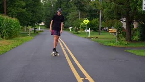 Patineta-De-Un-Adolescente-Alto-En-Una-Carretera-Secundaria-En-Estados-Unidos