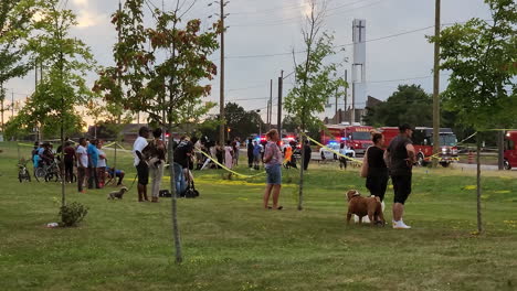 La-Gente-Se-Reúne-En-El-Vecindario-Mirando-El-Lugar-De-Un-Accidente-De-Incendio