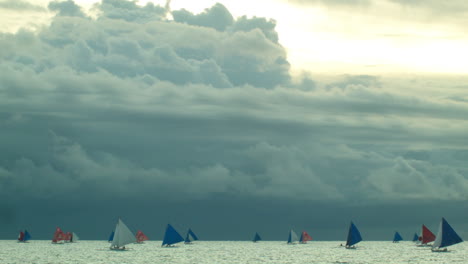 Puesta-De-Sol-En-Boracay-En-Un-Nublado-Mientras-Los-Barcos-De-Vela-Aceleran