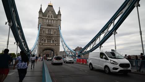 Side-on-viewpoint-of-Tower-Bridge-looking-north,-London,-United-Kingdom