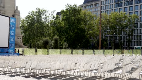 La-Estival-Pantalla-De-Cine-De-Verano-Durante-El-Día-Con-Sillas-Vacías-En-Madrid