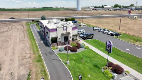 Amplia-Toma-Aérea-De-Establecimiento-De-Un-Restaurante-Taco-Bell