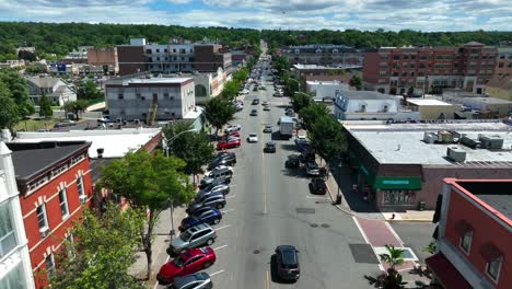 Luftaufnahme-Der-Hauptstraße-In-Einer-Kleinstadt-In-Den-USA