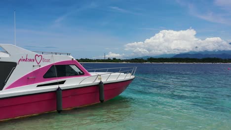 Lancha-Rápida-Anclada-En-La-Playa-De-Una-Isla-Tropical-En-Indonesia-En-Un-Día-Soleado,-Antena