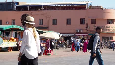 Imágenes-En-4k-Del-Mercado-Djemaa-El-Fnaa-Por-La-Tarde