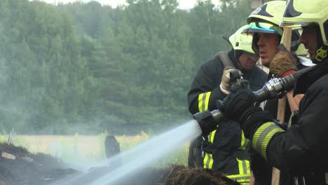 Feuerwehrmann-Löscht-Feuer-Mit-Dem-Schlauch