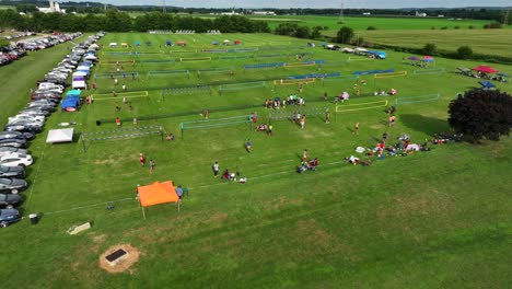 Große-Luftaufnahme-Eines-Grasvolleyballturniers-Umgeben-Von-Ackerland-In-Manheim,-Pennsylvania