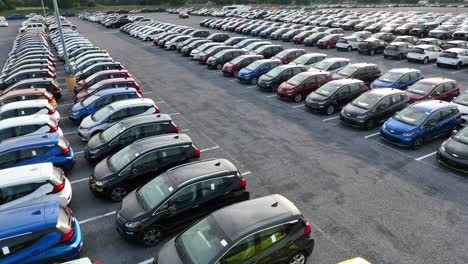 Cerrar-Vista-Aérea-De-Estacionamiento-Completo-De-Sedanes-Chevy