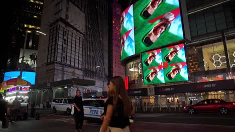 Imágenes-En-Cámara-Lenta-De-Multitudes-Y-Tráfico-En-Times-Square-Por-La-Noche