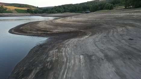 Luftdrohnenflug-Um-Das-Errwood-Reservoir-Im-Goyt-Tal,-Der-Den-Durch-Die-Hitzewelle-Verursachten-Niedrigen-Wasserstand-Zeigt,-Teil-1