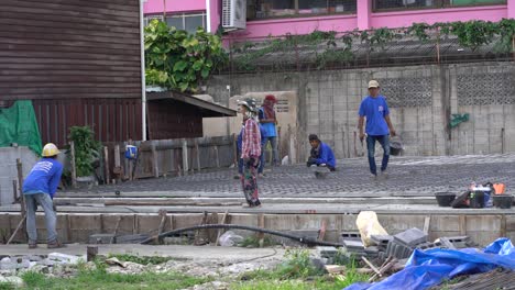 Bauarbeiter-Bauen-Ein-Haus-In-Bangkok