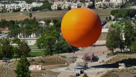 Aproximación-Aérea-Con-Teleobjetivo-Del-Globo-Del-Gran-Parque-En-Irvine,-California