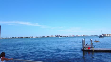 Una-Vista-Del-Mar-Azul-Claro-Desde-El-Muelle-Del-Puente-De-La-Calzada-De-Bellaire-En-Belleair-Beach,-Florida