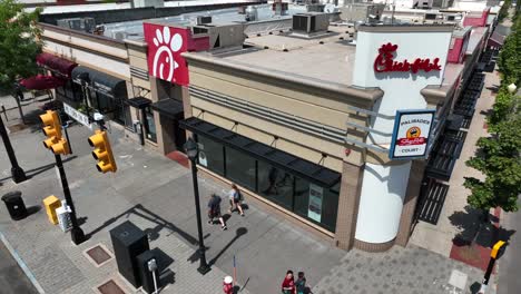 Chick-Fil-Un-Restaurante-En-El-Ajetreado-Entorno-Del-Centro-De-La-Ciudad