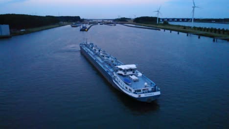 Luftaufnahme-Des-Minerva-Flüssigkeitstankers-In-Der-Wasserstraße-Entlang-Der-Oude-Maas-Im-Abendlicht-Der-Dämmerung