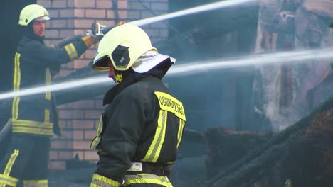 Feuerwehrmann-Löscht-Feuer-Mit-Dem-Schlauch