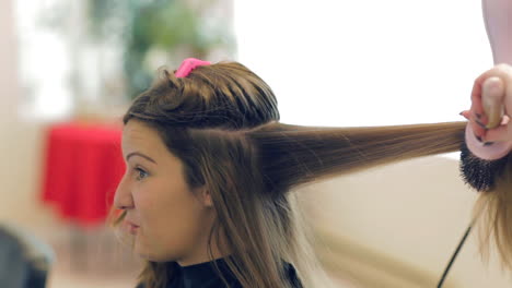 Young-woman-talking-to-her-hair-stylist-at-the-salon