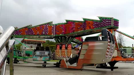 Fahrgeschäfte-Beim-Zirkusunterhaltungstag