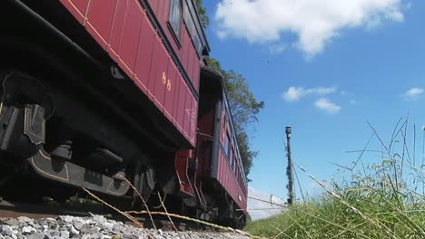 Locomotora-De-Vapor-Resoplando-A-Lo-Largo-De-Las-Tierras-Agrícolas-Del-País-Amish