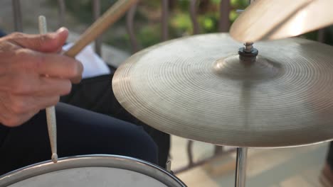 Cerrar-La-Toma-En-Cámara-Lenta-Del-Músico-Tocando-El-Bajo-En-La-Fiesta-De-Bodas