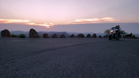 Schöner-Silberner-Harley-Davidson-Cruiser,-Der-Den-Mount-Scott-In-Den-Wichita-Mountains-In-Der-Nähe-Von-Lawton-Oklahoma-Hinauffährt