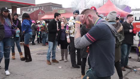 Un-Joven-Bailando-Entre-Una-Multitud-De-Personas-En-Una-Celebración-De-Mardi-Gras