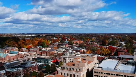 Bellas-Imágenes-Volando-Sobre-El-Centro-De-Lexington-Kentucky-Con-Todo-El-Follaje-De-Otoño-Y-Un-Cielo-Increíble