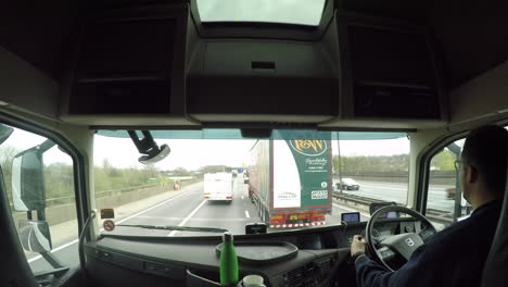 Im-Führerhaus-Ist-Ein-LKW-Fahrer-Zu-Sehen,-Der-Einen-Langsamen-Wohnwagen-Auf-Der-Autobahn-M6-In-Birmingham-überholt