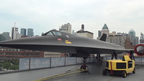 Zoom-Out---Pan,-Intrepid-Sea,-Air---Space-Museo-De-Historia-Americana-Aviones-De-Combate-En-Exhibición-En-El-Portaaviones-Uss-Interpid-De-Nueva-York