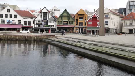 Puerto-De-Stavanger-El-Domingo-Por-La-Tarde,-Viejos-Barcos-En-Un-Puerto-Tranquilo